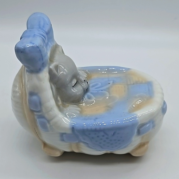 Ceramic kitty cat in basket with blanket figurine - Picture 5 of 8